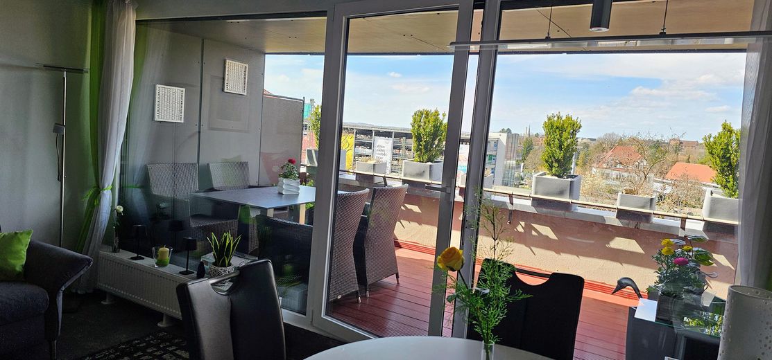 Zentrumsnahe, hochwertige, helle und ruhige 2 Zimmer Penthouse - Wohnung mit Aufzug – Wohnzimmer Blick nach Aussen