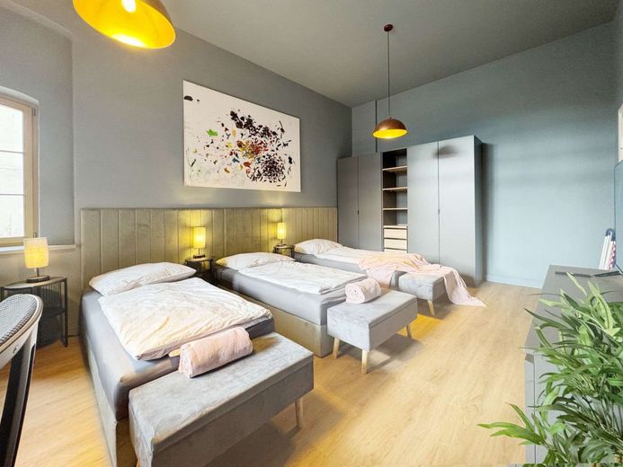 Design trifft Natur - Ferien-Wohnung am Kanal für bis zu 8 Personen (115m2) in Schönebeck – Schlafzimmer1_Blick vom Schreibtisch