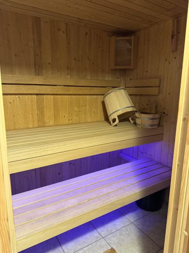 Casa bifamiliar atractiva – ideal para familias o inversores – Sauna 