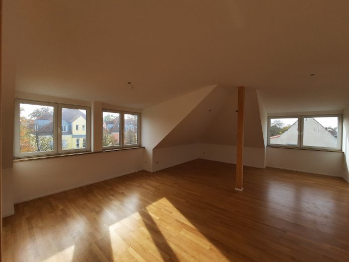 Ideal für Singles oder Paare-Hochwertige DG-Wohnung in Bestlage von Ingolstadt – Wohnzimmer