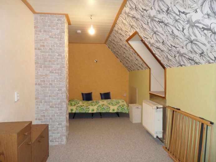 RESERVIERT: 160 m² Wohnfläche, 879 m² Grundstück: Viel Platz für Familie, Arbeit und eigene Ideen – Durchgangszimmer im DG