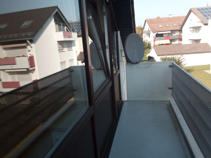 Ruhig & bahnhofsnah: Vermietete 3 ZW mit Garage & Ost-Balkon in Norsingen – Balkon