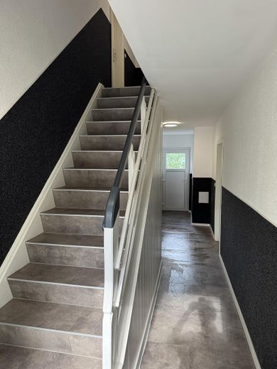 Renovierte 3,5 Zimmer EG Wohnung mit Garten – Hausflur