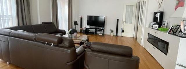 شقة حصرية من 3 غرف مع لوجيا وموقف سيارات وتدفئة أرضية ومرحاض للضيوف وتكييف – Wohnzimmer