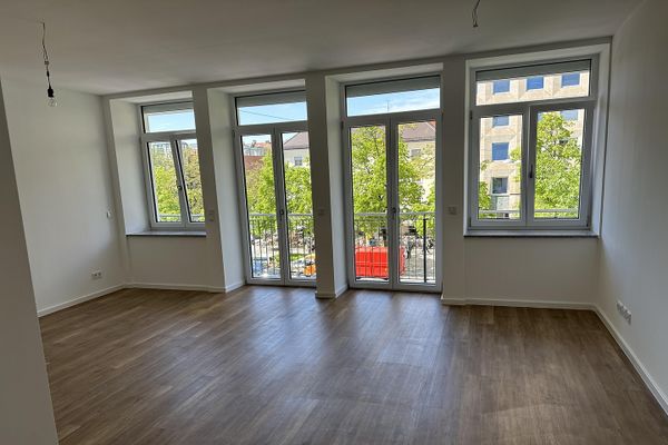 Renovierte 2 - Zimmer Wohnung direkt am Rotkreuzplatz