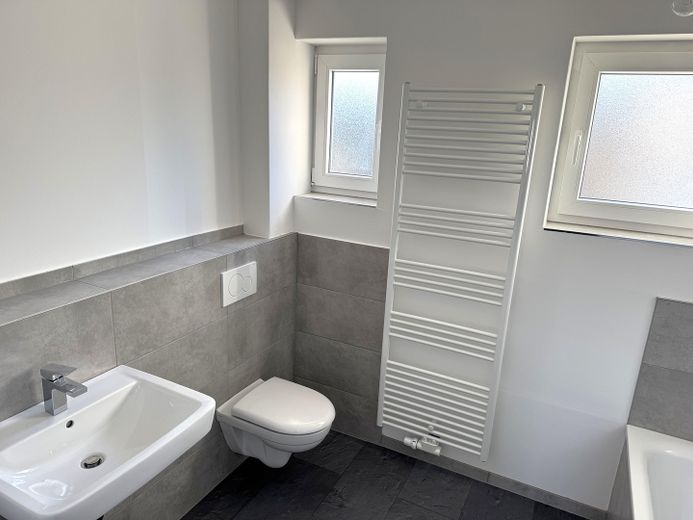 Neues Bad mit Badewanne 1.OG