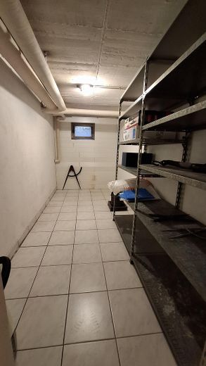Maison bifamiliale avec jardin mature + 2 garages dans un bon emplacement, sans commission pour l’acheteur – Vorratskeller