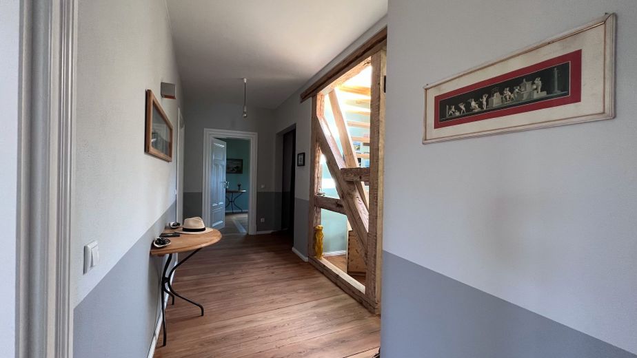 Penthouse-Traum mit Weitblick - Stillvolles Wohnen auf Rügen – Flur Richtung Aufzug