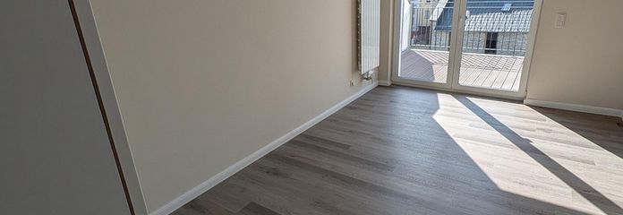 4-Zi KfW70EE Penthouse-Maisonette in Toplage von Rüdesheim mit Aufzug, Küche und Balkon – Wohnzimmer mit Küche