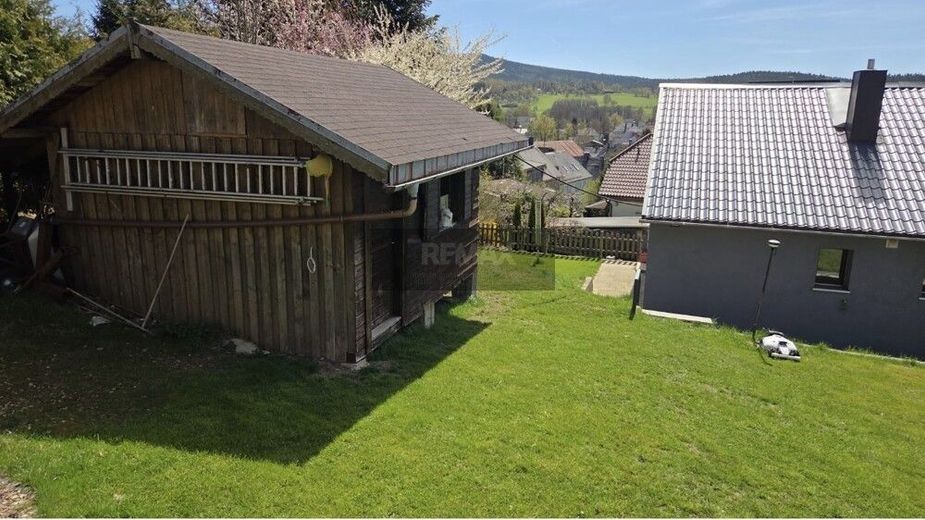 Modernisiertes
Einfamilienhaus mit Wärmepumpe, PV, Garage, Stellplätze und  Einliegerwohnung – Garten