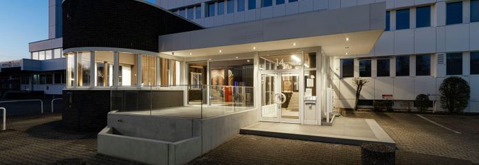 Haupteingang bei Nacht