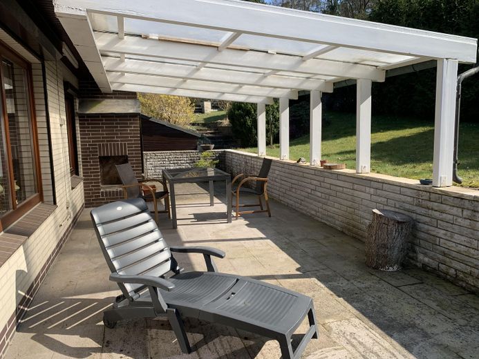 Modernisierter Wohnsitz oder Ferienhaus provisionsfrei von Privat – Südterrasse mit Außenkamin