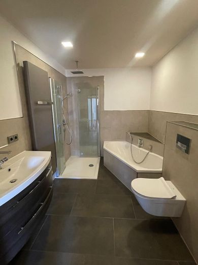 Hauptbad mit Dusche/Badewanne