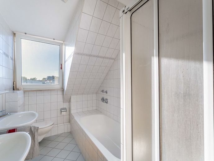 2 -Zimmer-Wohnung in Oberasbach / Zirndorf - Linder Siedlung (Loggia, Stellplatz) – Badezimmer