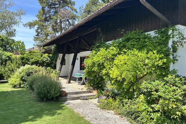 Maison individuelle spacieuse et bien entretenue avec un grand terrain arboré sur les hauteurs de l’Isar