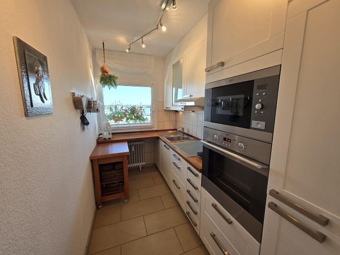 Lichtdurchflutete 3-Zimmer-Wohnung im 7. OG über dem AEZ mit spektakulärem Hamburg-Blick und Loggia! – Funktionale Küche