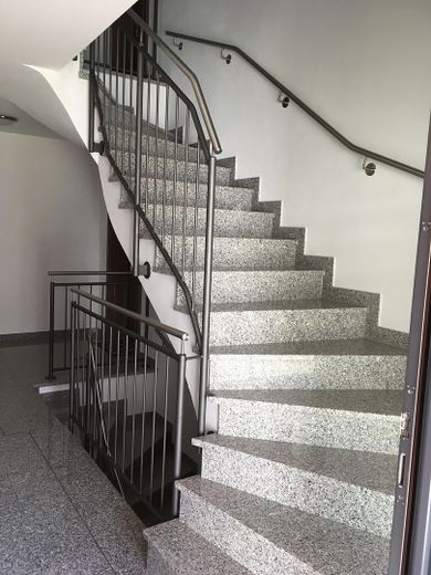 Appartement moderne de 3 pièces avec prestations haut de gamme, balcon et deux carports – Treppenhaus