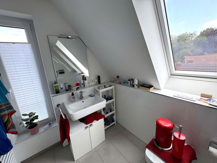 Neuwertige Maisonette-Wohnung mit Küche – Badezimmer 1