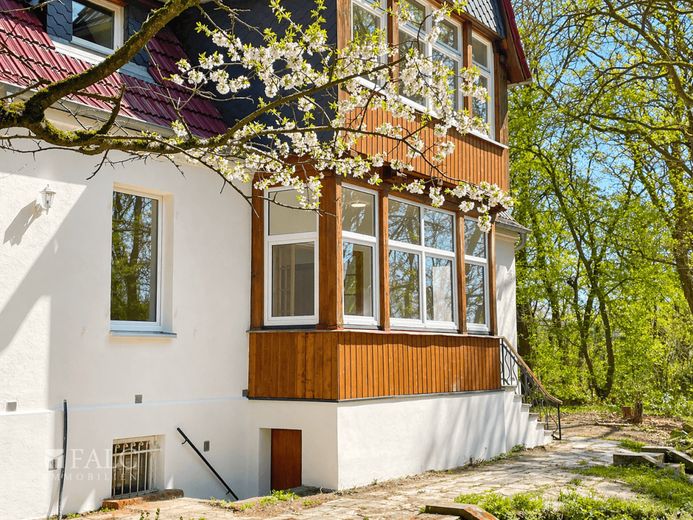 Traumhafte Villa nahe dem Scharmützelsee - Wohnen, wo andere Urlaub machen – Loggia mit Blick in den Wald