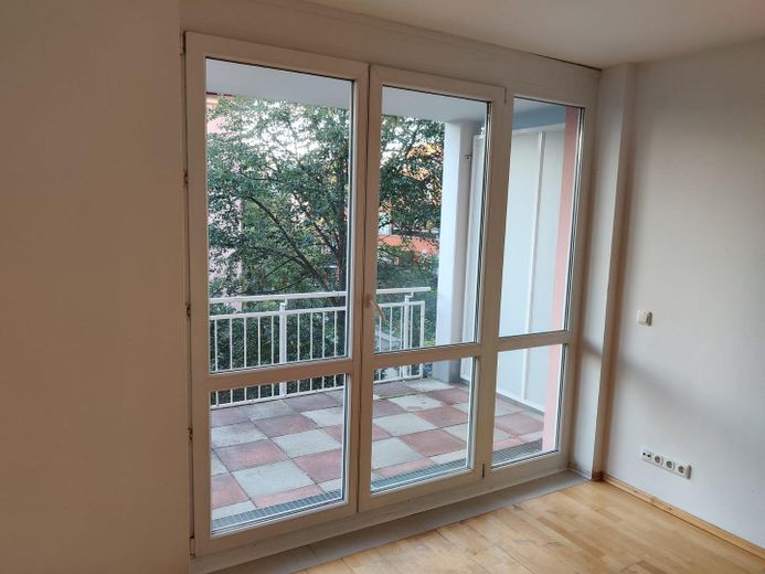 2-Zimmer Terrassen-Wohnung: Rückzugsort im Grünen, direkt am Puls der Stadt – Terrasse