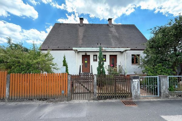Doppelhaus mit 2 Doppelhaushälften * in Feucht