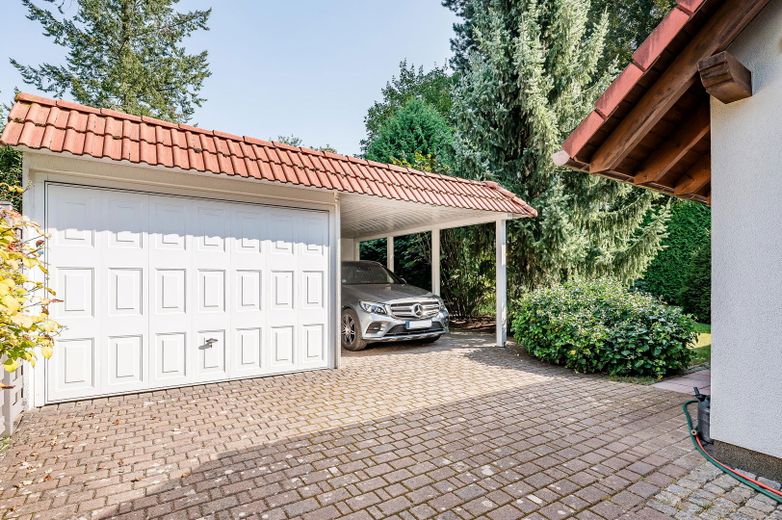 Carport und Garage