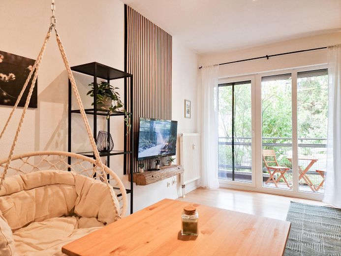 Top Lage! Helle 1 Zimmerwohnung mitten in Darmstadt. Vollmöbliert mit Highspeed Internet. – Wohnzimmer/ Essbereich