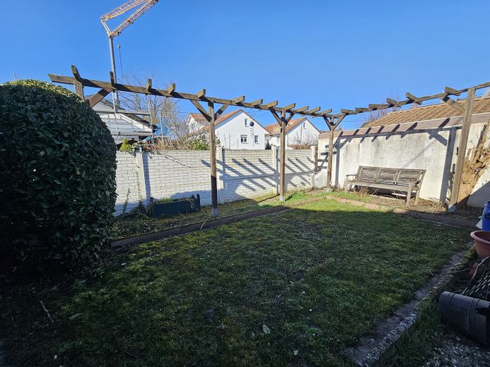 Piękny dom w stylu bungalowu z ogrodem i dużym garażem – Garten