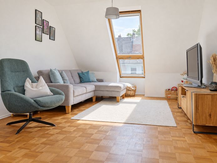 Umfangreich modernisierte 4-Zimmer-Wohnung mit großem Balkon + ca. 30qm2 Dachboden im Moltkeviertel – Wohnzimmer mit Caprio-Balkon