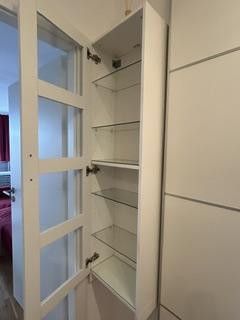 Ankastre mutfaklı, duş banyolu, balkonlu, otoparklı daire; BER ve Freie Universität Berlin yakınında – Vitrine im Flur