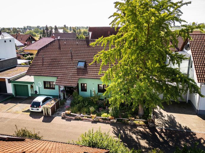 Traumhaus mit Zukunft: Zweifamilienhaus mit Einliegerwohnung, Wärmepumpe & PV-Anlage – Drohne