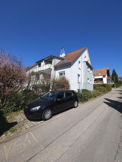 Gepflegte 2-Zimmer-Wohnung mit Balkon und Einbauküche in Leonberg-Gebersheim – Außenstellplatz