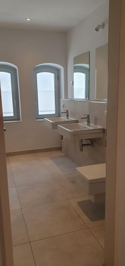 Großzügige 3-Zimmer-Wohnung in historischer Kreuz-Bräu – Südbalkon, Aufzug & TG – Bad