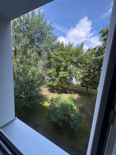 2,5-Zi.-ETW mit Süd-Balkon in ruhiger, grüner Lage – Magdeburg-Stadtfeld Ost – Ausblick vom Kinderzimmer