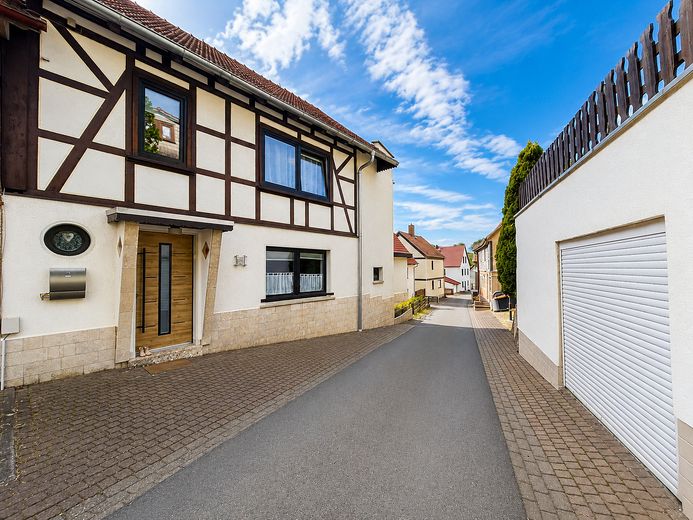 Modernisiertes Fachwerkhaus mit großzügiger Dachterasse und Platz für die Familie – Foto 1