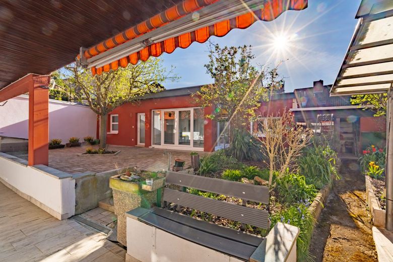 SANIERTES WOHN-ENSEMBLE IN BREISACH: 4 EINHEITEN MIT NEUEM NEBENGEBÄUDE &amp; PANORAMABLICK – Blick Garten, Hof, Neubau