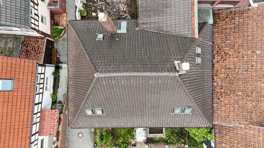 Stattliches Fachwerk-Juwel des 18. Jahrhunderts in Marktzeuln - 375 m² Potenzial für Denkmalliebhaber &amp; Investoren! – Luftaufnahme Dach Wohnhaus