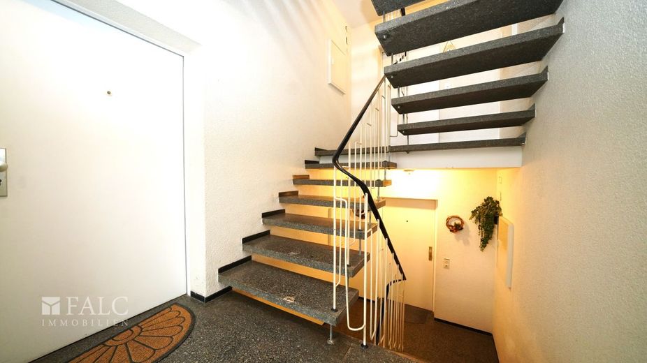 Neubau-Feeling: 3-Zimmer-Erdgeschosswohnung in perfekter Lage *KERNSANIERT* - FALC Immobilien – gepflegtes Treppenhaus