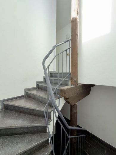 Stilvolles Dachgeschoss-Apartment in historischer Hofanlage von
Köln-Zündorf – Einblicke ins Treppenhaus