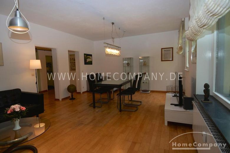 Helle und stilvoll möblierte Wohnung mit großem Balkon und Gartenblick – a5c7230c5a86ec63cd15c3eabd653b2569b48704.jpg