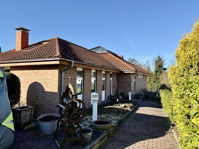 Ein Zuhause, das mit Ihrer Familie wächst -  Großzügiger Bungalow - 240 m² Raum für Ideen, Leben &amp; Zukunft – Seitenansicht