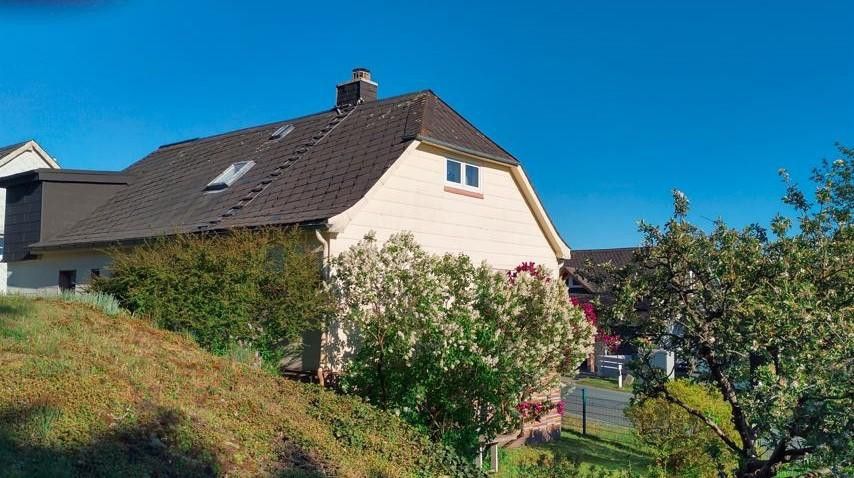 Idyllisch Wohnen - freier Blick ins Grüne und viel Raum für Gestaltung und Freizeit – Ansicht aus dem Garten