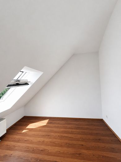 Lichtdurchflutete 2-Zimmer-Dachgeschosswohnung mit neuer Einbauküche in Berlin-Grünau – Schlafzimmer