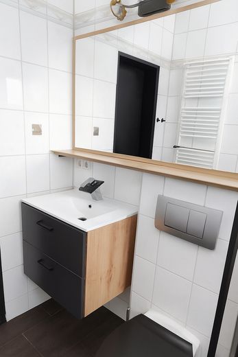 Möbliertes Penhouse mit Küche, modernem Bad & tollem Ausblick auf riesiegem Balkon – modernes Badezimmer