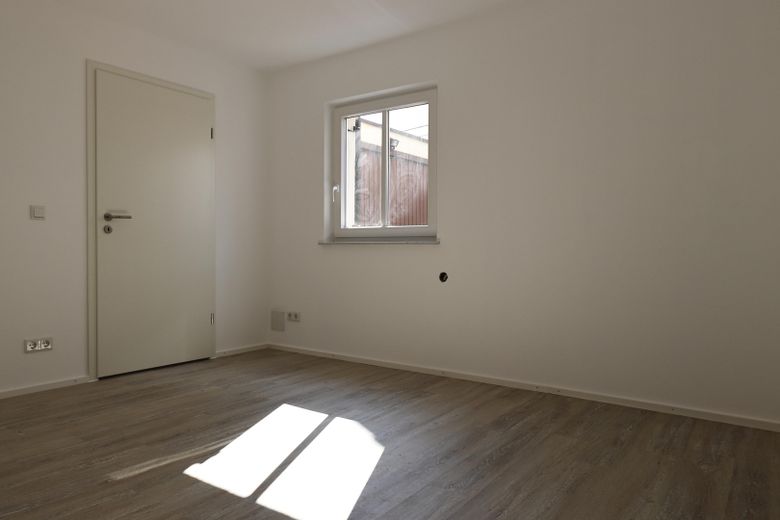 2-Zi. Gartenwohnung + Nebengebäude (vermietet) v. Privat o. Provision – Schlafzimmer
