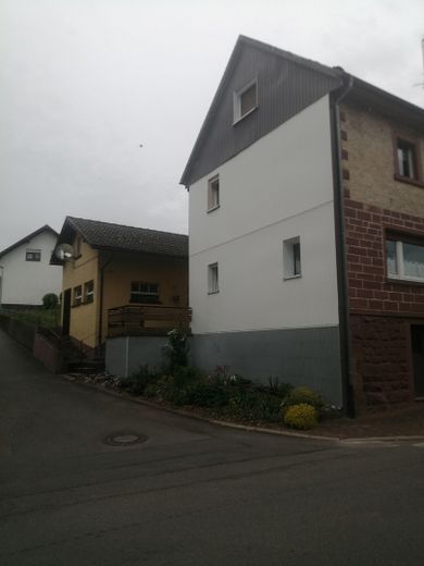 Seitenansicht mit Nebengebäude
