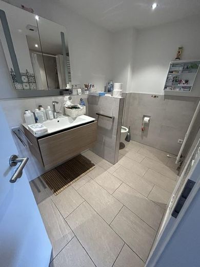 Wunderschöne Wohnung mit Garten in ruhiger Lage – Bad mit Dusche 