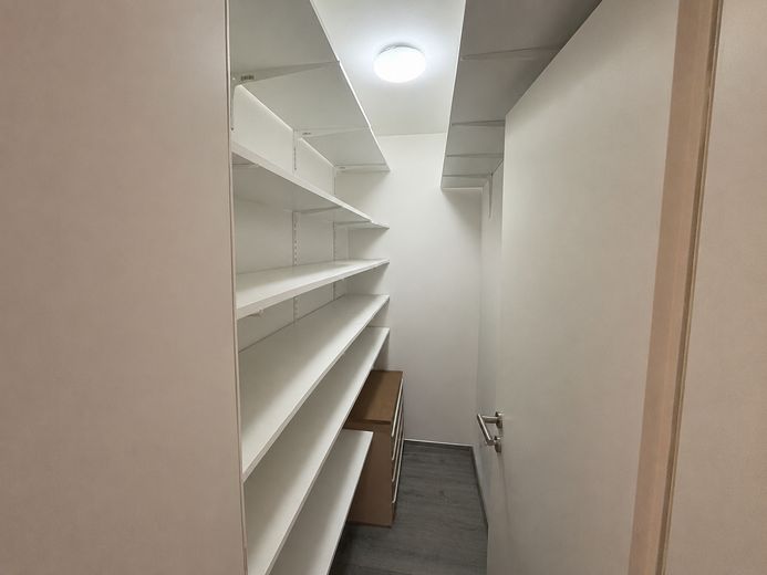 Wohnen mit Weitblick über Aalen | Modernisierte 3,5-Zimmer-Wohnung mit großem Westbalkon und Aufzug – Abstellraum mit Regalsystem