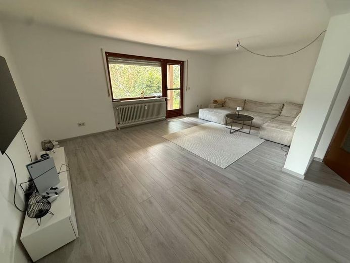 Zweifamilienhaus mit 2 sep. Wohneinheiten | Mögl. Anlageobjekt – Wohnzimmer Wohnung UG