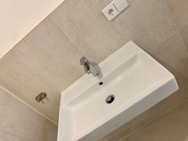 ES-Serach: Wohnung mit Terrasse und Aussicht – Bad4